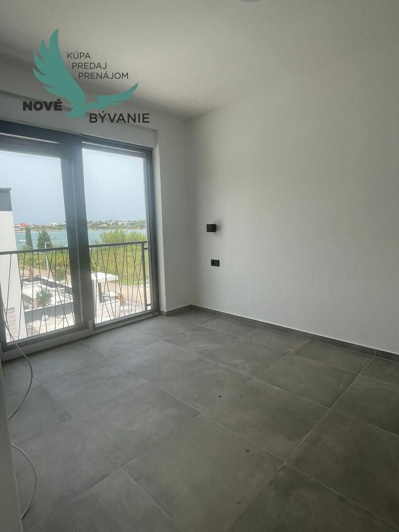 Luxusná novostavba len 70m od mora s výhľadom na more v Chorvátsku v Privlake