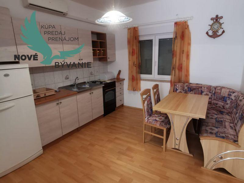 Dom 2x apartmán blízko mora v Chorvátsku na ostrove Vir