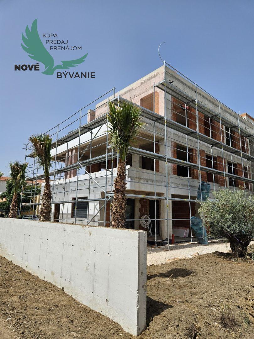 Luxusná novostavba pri nádhernej pieskovej pláži v Chorvátsku - Privlaka