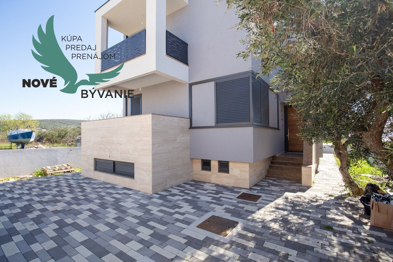 Chorvátsko-  Vila s Bazénom, Výťahom a Strešnou Terasou len 70m od Mora! Sukošan, Chorvátsko