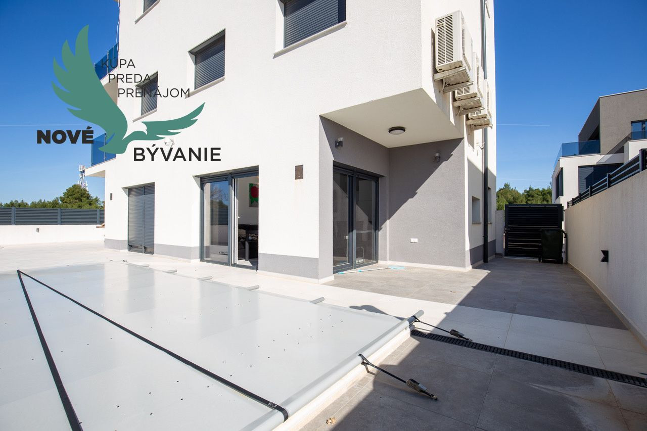 Chorvátsko - Apartmán s bazénom a dvorom na ostrove Vir