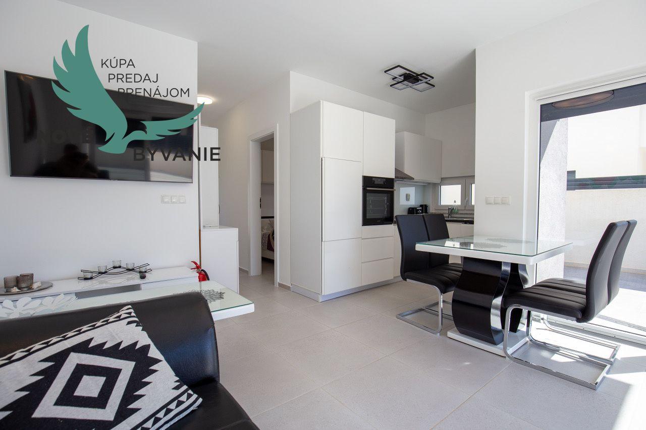 Chorvátsko - Apartmán s bazénom a dvorom na ostrove Vir