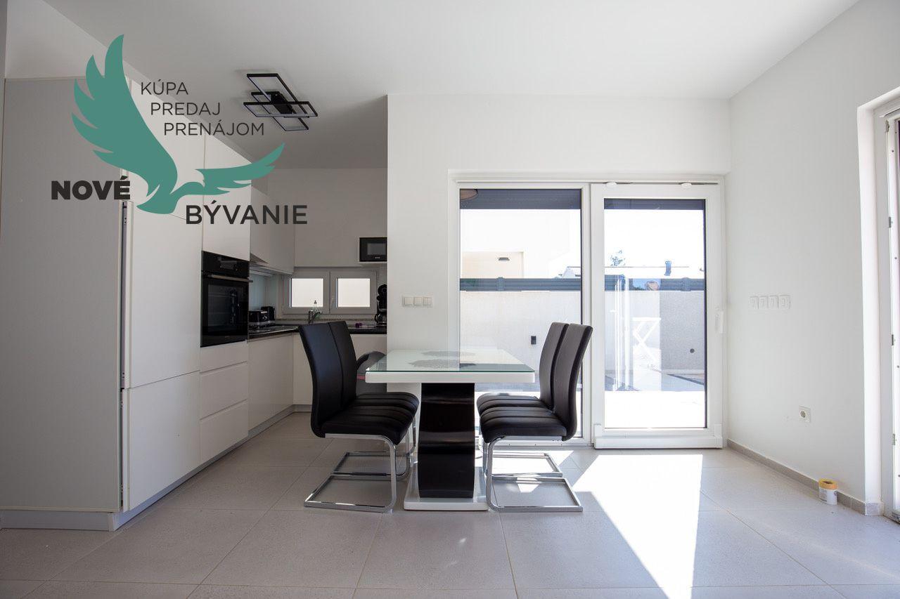 Chorvátsko - Apartmán s bazénom a dvorom na ostrove Vir