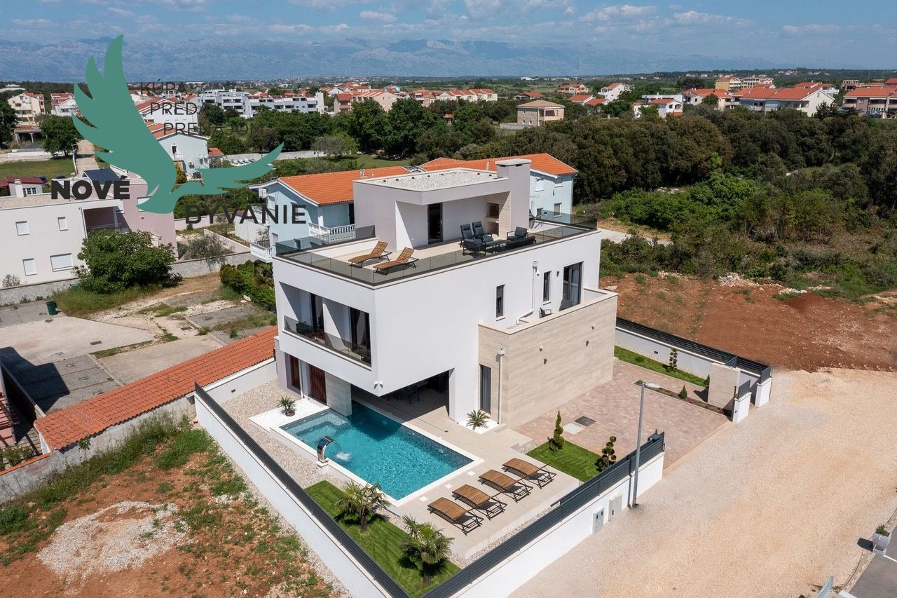 Exkluzívne na predaj vila s bazénom v Chorvátsku na lukratívnom mieste v Zatone