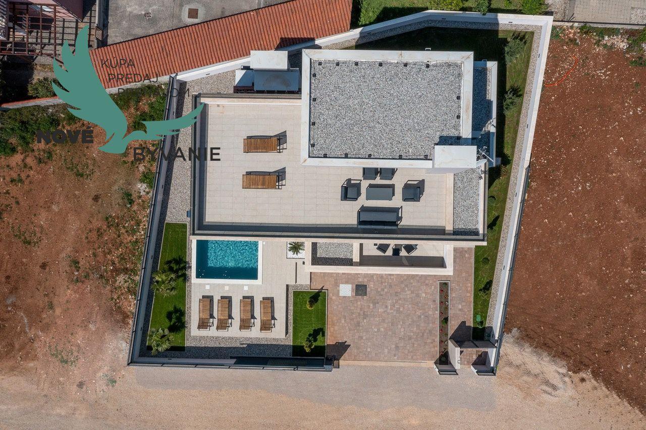 Exkluzívne na predaj vila s bazénom v Chorvátsku na lukratívnom mieste v Zatone