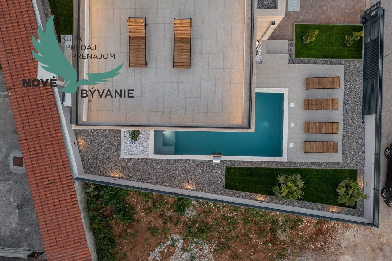 Exkluzívne na predaj vila s bazénom v Chorvátsku na lukratívnom mieste v Zatone