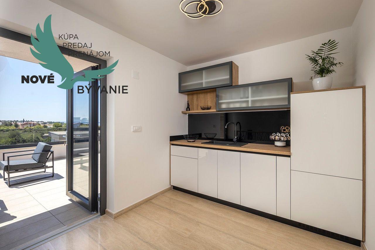 Exkluzívne na predaj vila s bazénom v Chorvátsku na lukratívnom mieste v Zatone