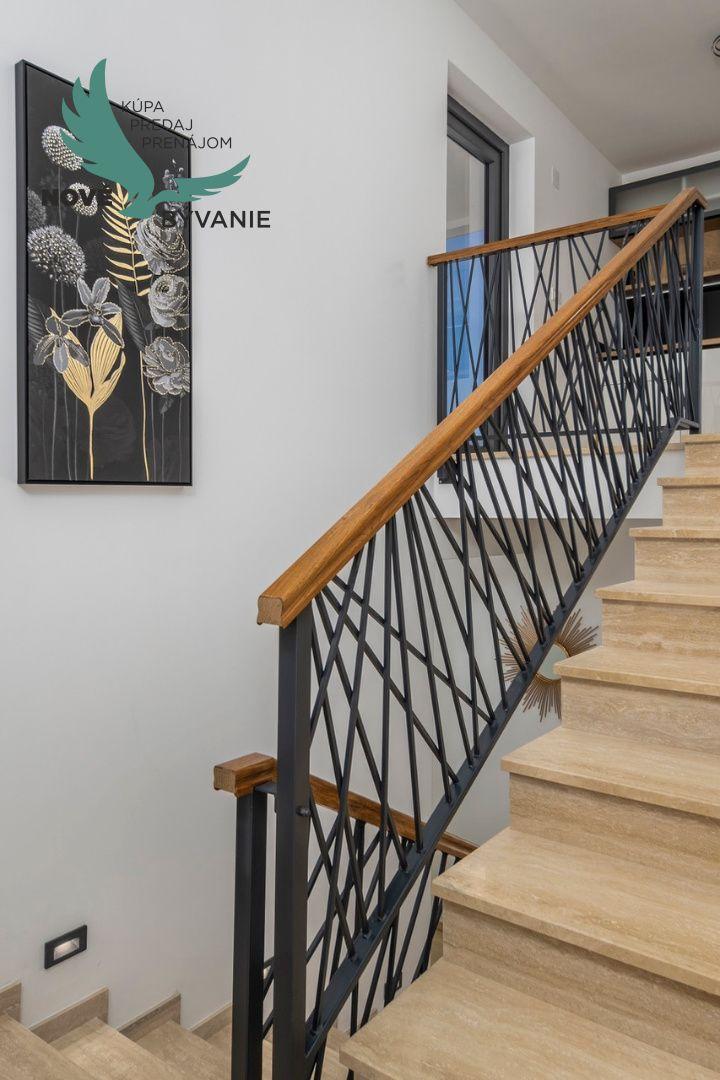 Exkluzívne na predaj vila s bazénom v Chorvátsku na lukratívnom mieste v Zatone