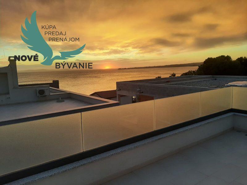 Apartmán so strešnou terasou  len 30m od mora v Chorvátsku