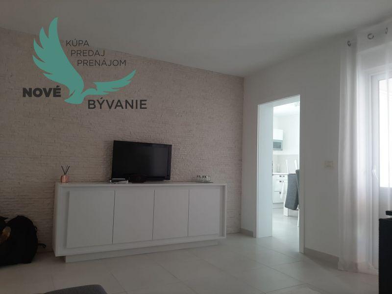 Apartmán so strešnou terasou  len 30m od mora v Chorvátsku