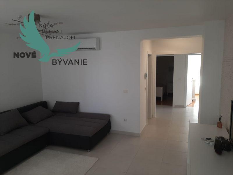 Apartmán so strešnou terasou  len 30m od mora v Chorvátsku