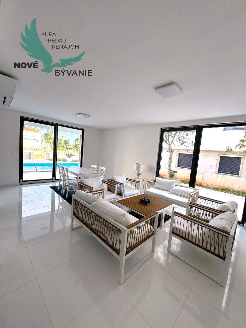 Luxusná novostavba vila s bazénom blízko mora a výhľadom na more v Chorvátsku na ostrove