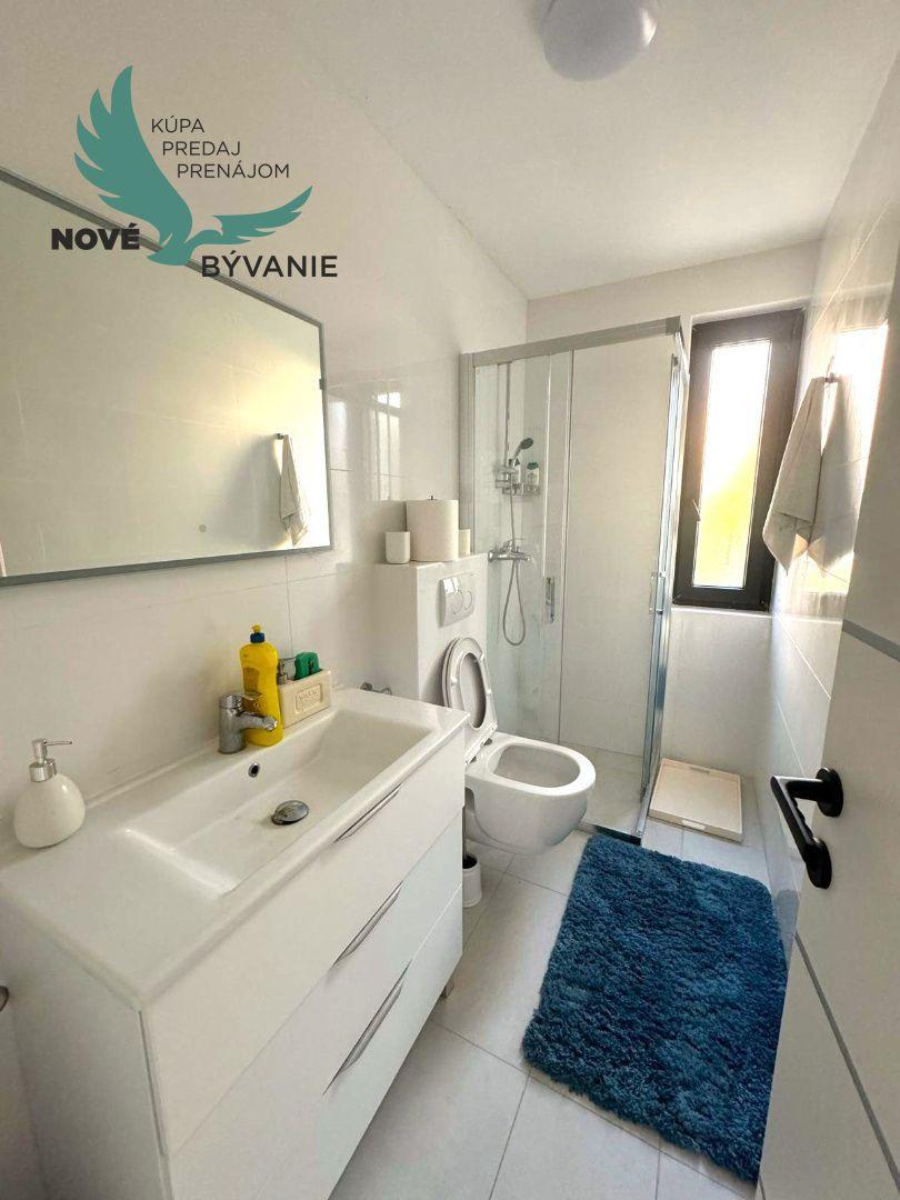 Luxusná novostavba vila s bazénom blízko mora a výhľadom na more v Chorvátsku na ostrove