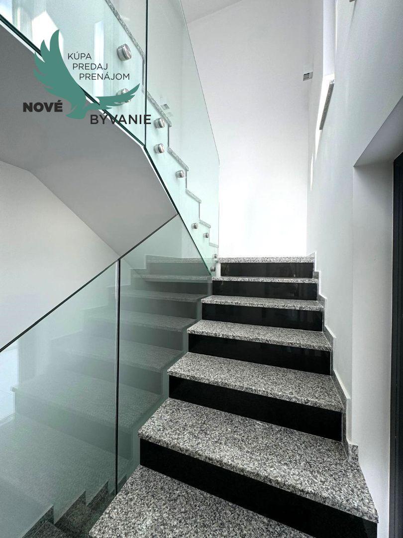 Luxusná novostavba vila s bazénom blízko mora a výhľadom na more v Chorvátsku na ostrove