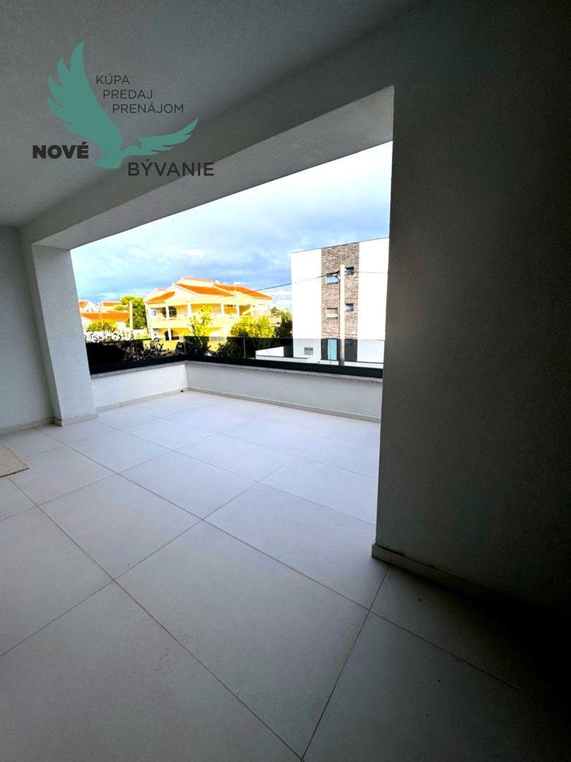 Luxusná novostavba vila s bazénom blízko mora a výhľadom na more v Chorvátsku na ostrove