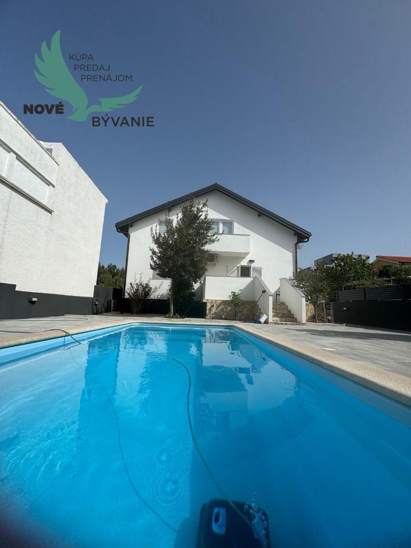 Dom s bazénom a garážou len 70m od mora v Chorvátsku na ostrove Vir - Prezida