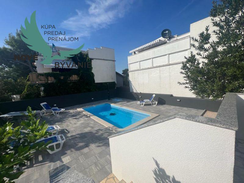 Dom s bazénom a garážou len 70m od mora v Chorvátsku na ostrove Vir - Prezida