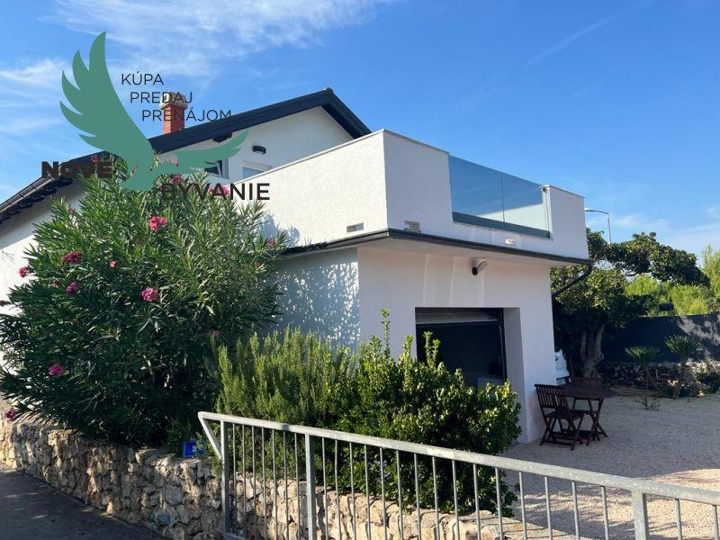 Dom s bazénom a garážou len 70m od mora v Chorvátsku na ostrove Vir - Prezida