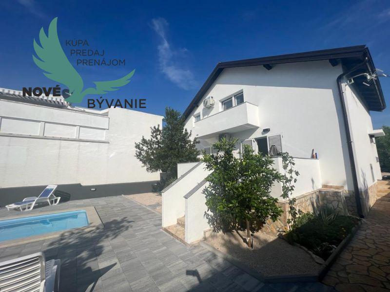 Dom s bazénom a garážou len 70m od mora v Chorvátsku na ostrove Vir - Prezida