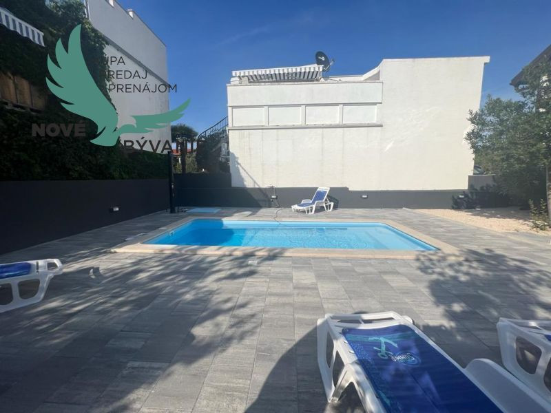 Dom s bazénom a garážou len 70m od mora v Chorvátsku na ostrove Vir - Prezida