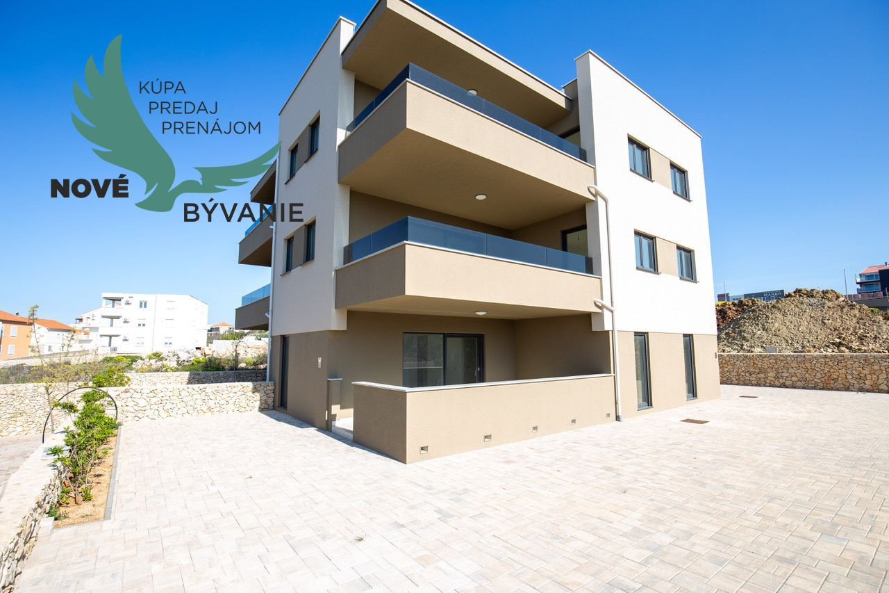 Novostavba apartmánu so záhradou blízko mora v Chorvátsku-Novalja-Pag