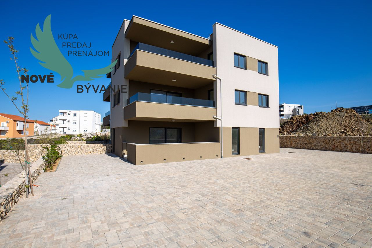 Novostavba apartmánu so záhradou blízko mora v Chorvátsku-Novalja-Pag