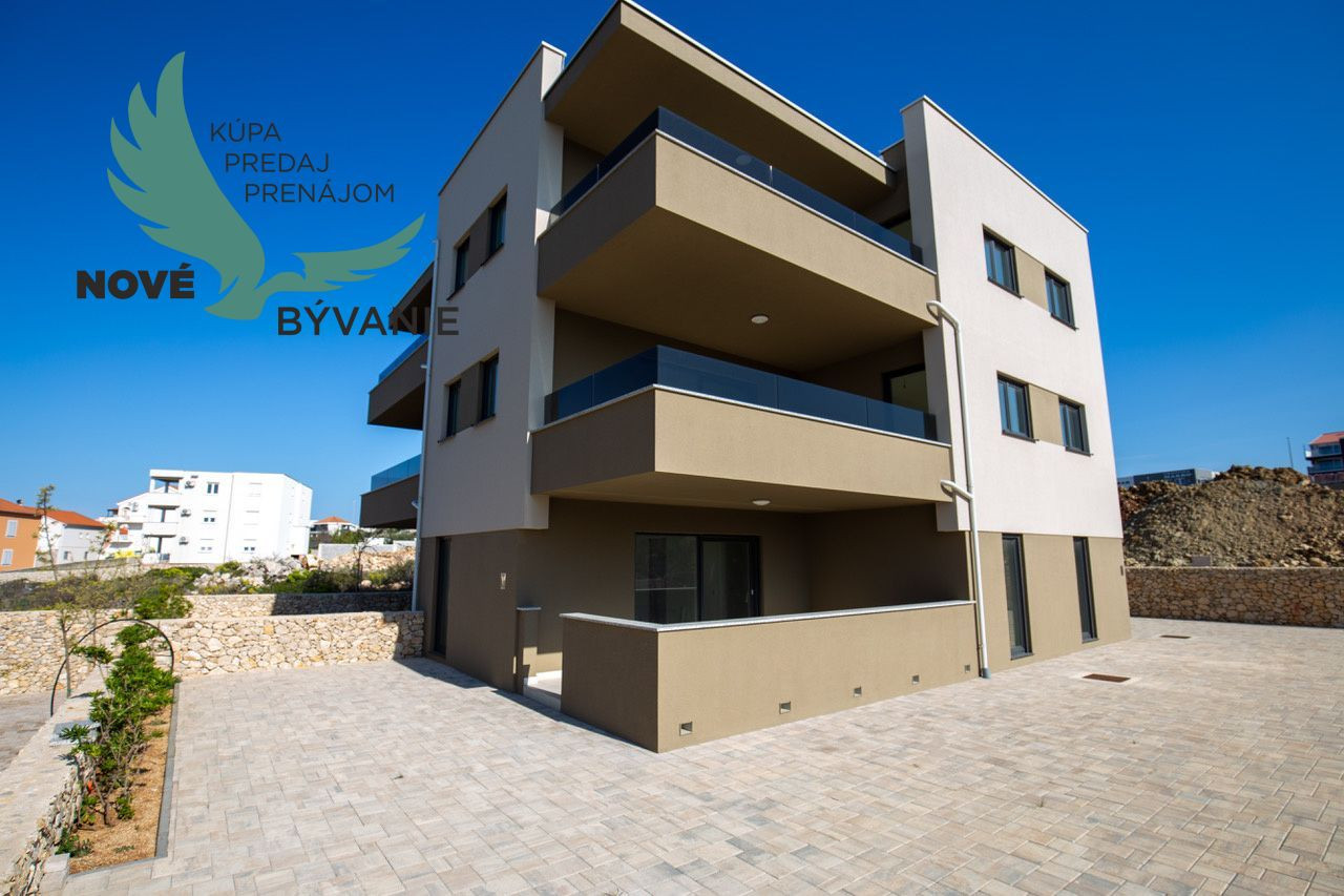 Novostavba apartmánu so záhradou blízko mora v Chorvátsku-Novalja-Pag