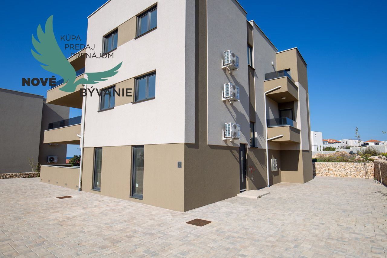 Novostavba apartmánu so záhradou blízko mora v Chorvátsku-Novalja-Pag