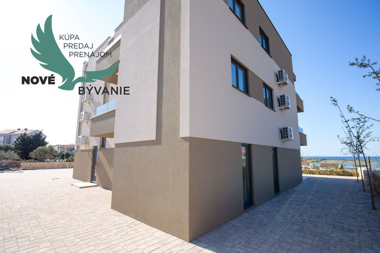 Novostavba apartmánu so záhradou blízko mora v Chorvátsku-Novalja-Pag