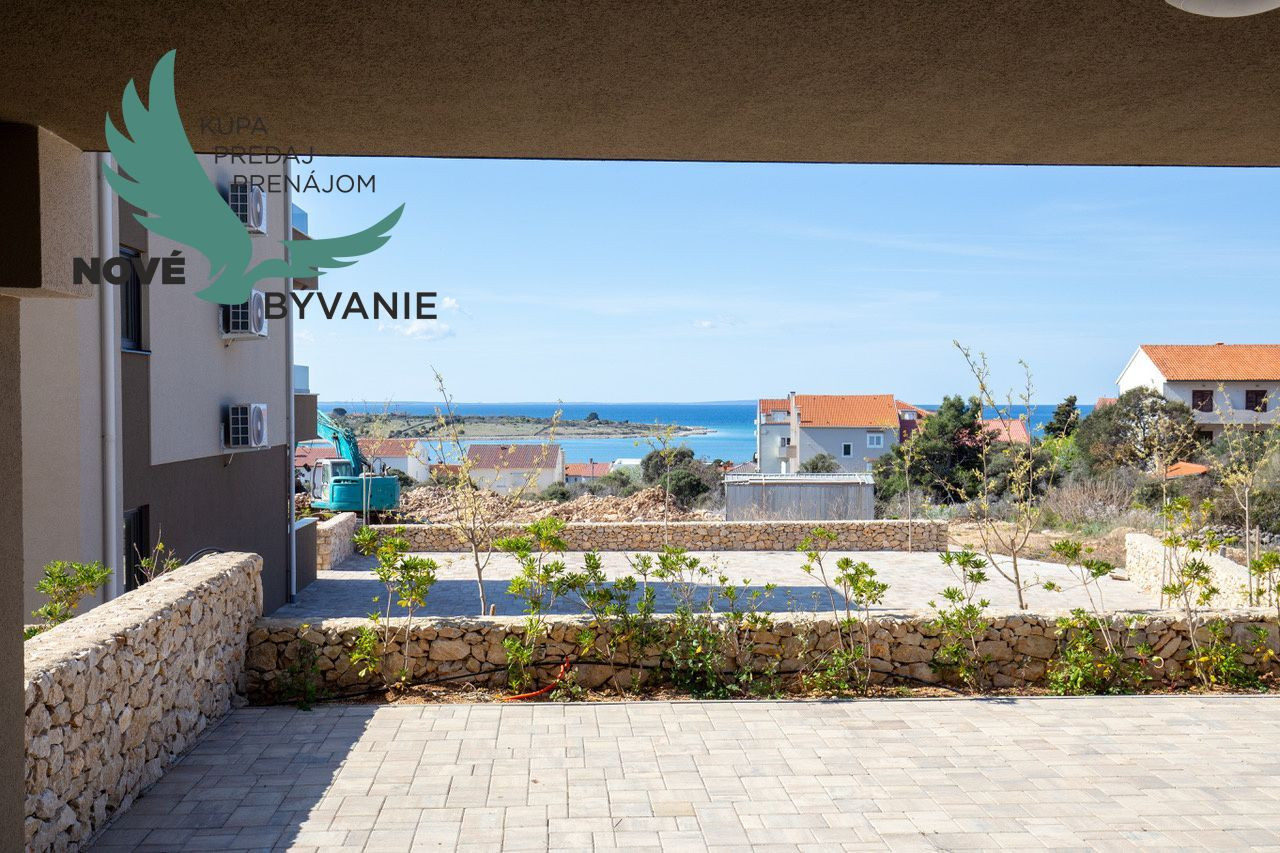 Novostavba apartmánu so záhradou blízko mora v Chorvátsku-Novalja-Pag