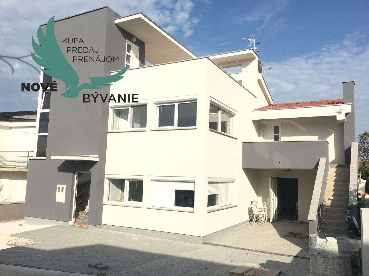 Chorvátsko - Exkluzívne na predaj luxusná vila 3x apartmán len 70 od mora