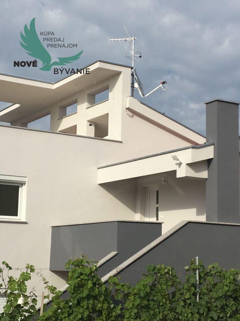 Chorvátsko - Exkluzívne na predaj luxusná vila 3x apartmán len 70 od mora