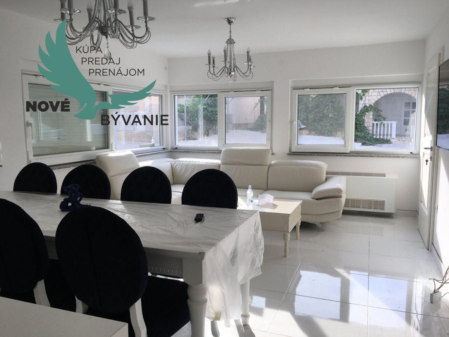 Chorvátsko - Exkluzívne na predaj luxusná vila 3x apartmán len 70 od mora