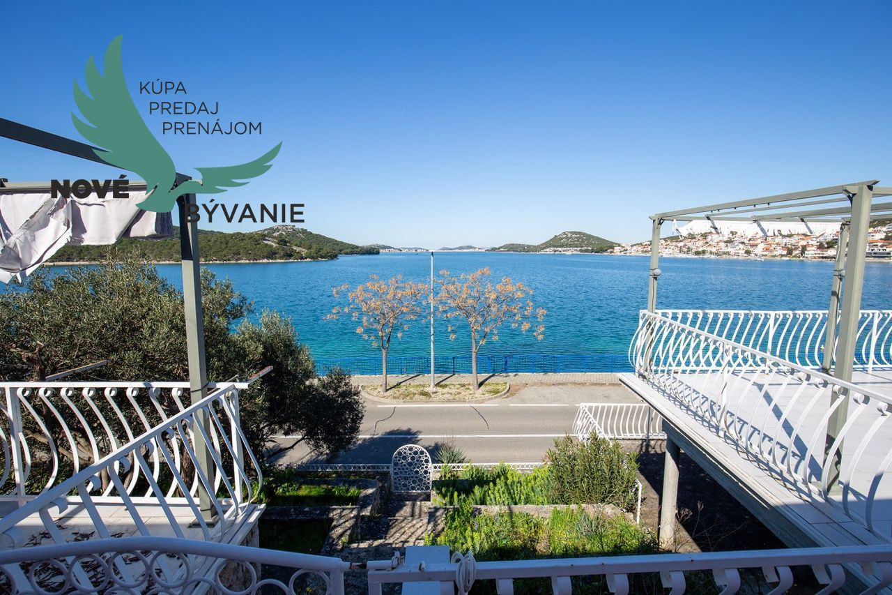 Exkluzívny dom v prvej rade s panoramatickým výhľadom na ostrove Murter v Chorvátsku