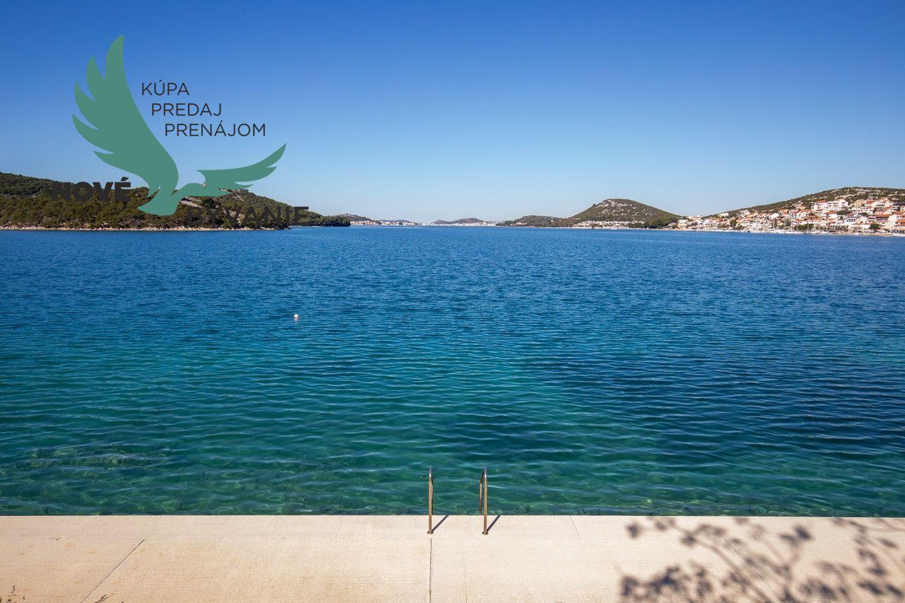 Exkluzívny dom v prvej rade s panoramatickým výhľadom na ostrove Murter v Chorvátsku