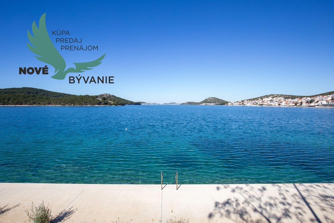 Exkluzívny dom v prvej rade s panoramatickým výhľadom na ostrove Murter v Chorvátsku