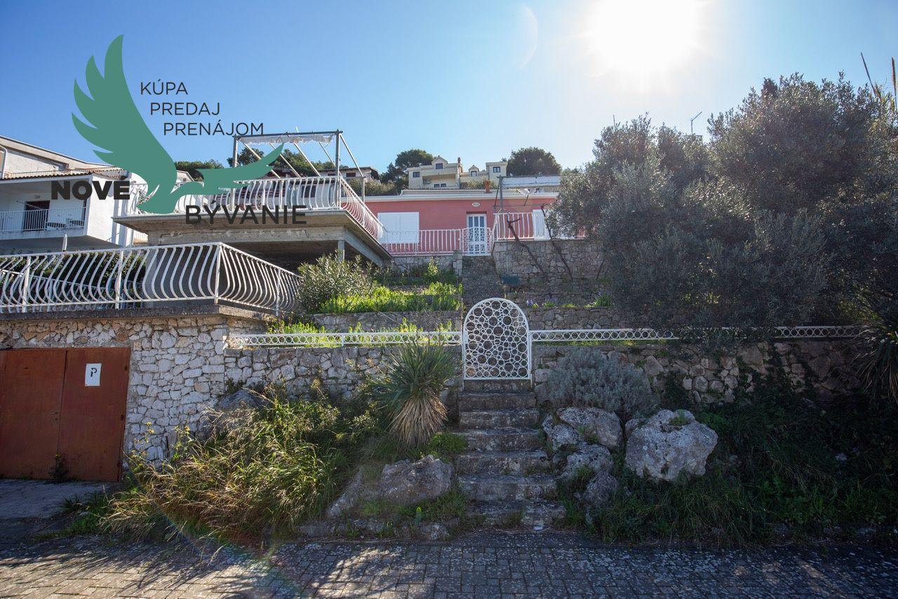 Exkluzívny dom v prvej rade s panoramatickým výhľadom na ostrove Murter v Chorvátsku