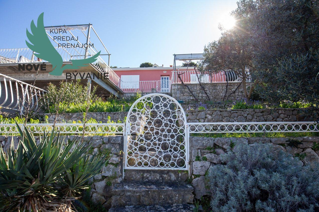 Exkluzívny dom v prvej rade s panoramatickým výhľadom na ostrove Murter v Chorvátsku