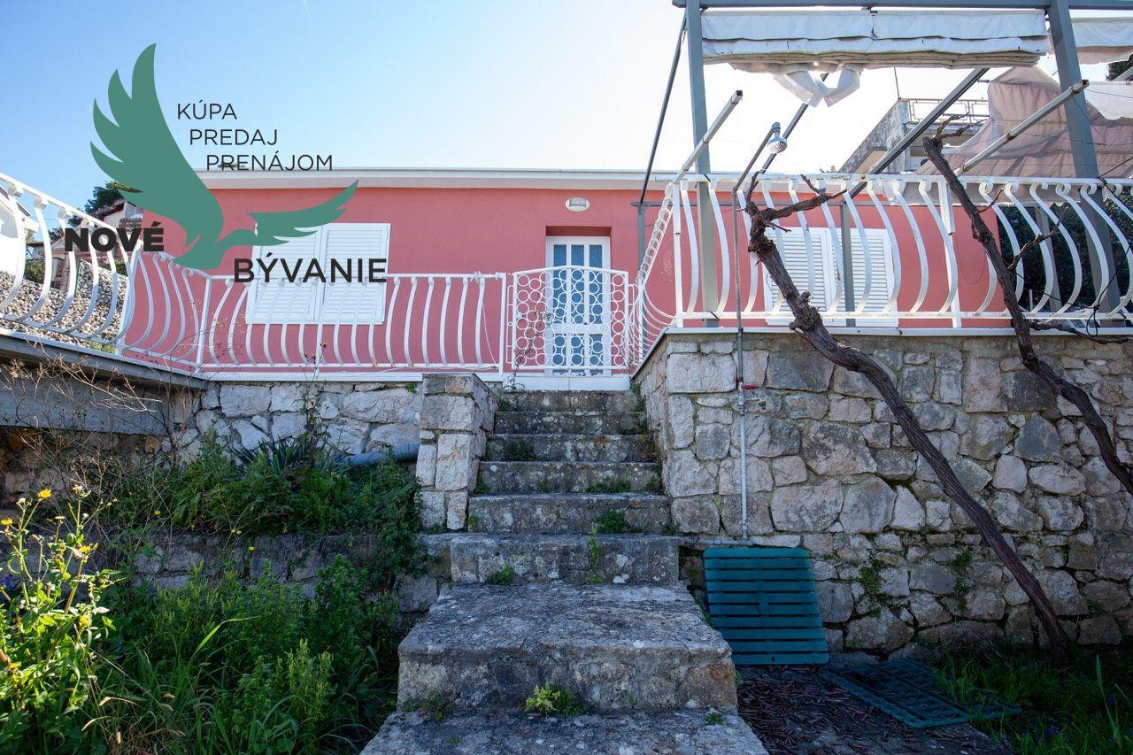 Exkluzívny dom v prvej rade s panoramatickým výhľadom na ostrove Murter v Chorvátsku