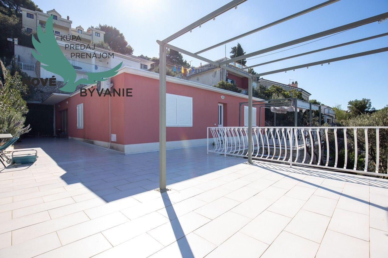 Exkluzívny dom v prvej rade s panoramatickým výhľadom na ostrove Murter v Chorvátsku