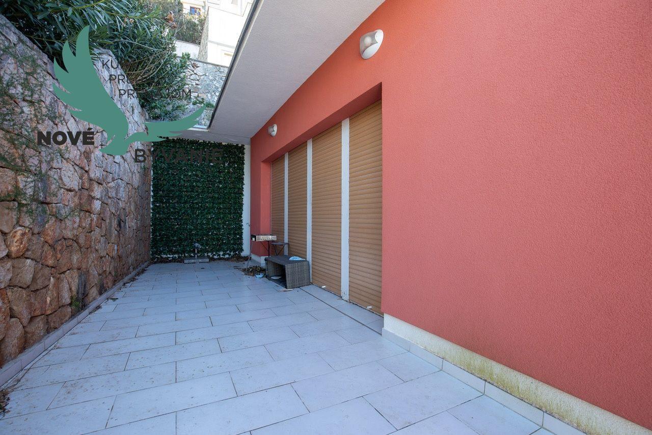 Exkluzívny dom v prvej rade s panoramatickým výhľadom na ostrove Murter v Chorvátsku