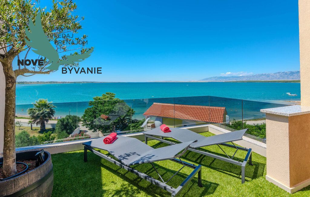 Na predaj novostavba apartmánu s panoramatikým výhľadom na more s jacuzzi na strešnej terase v kráľovskom meste Nin v Chorvátsku