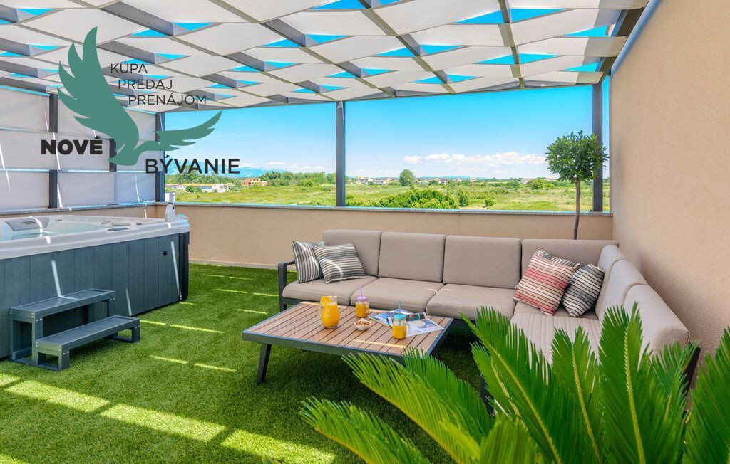 Na predaj novostavba apartmánu s panoramatikým výhľadom na more s jacuzzi na strešnej terase v kráľovskom meste Nin v Chorvátsku