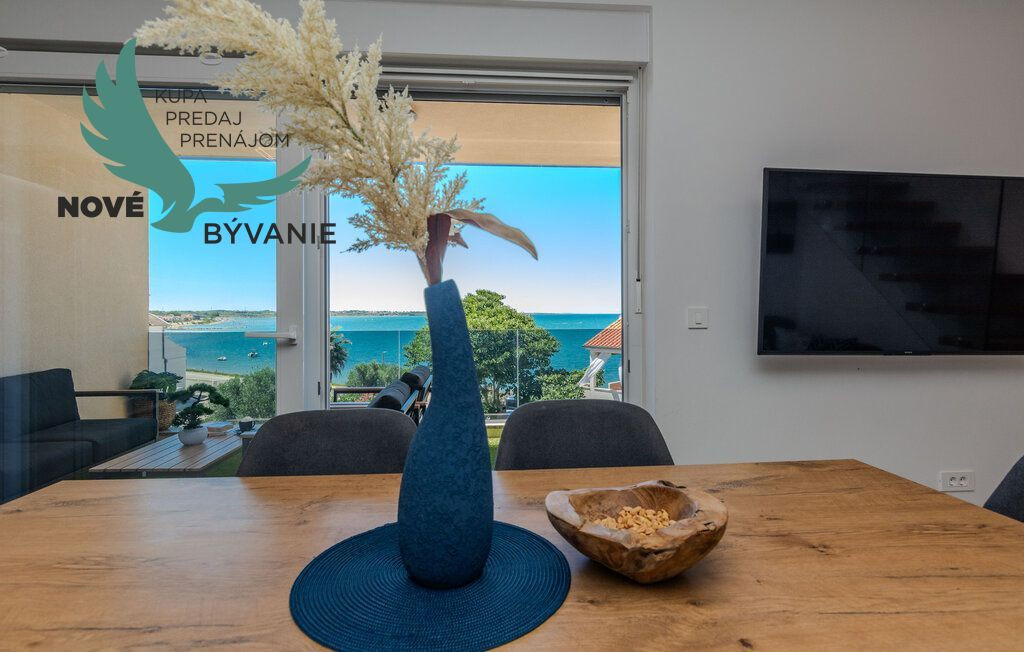 Na predaj novostavba apartmánu s panoramatikým výhľadom na more s jacuzzi na strešnej terase v kráľovskom meste Nin v Chorvátsku