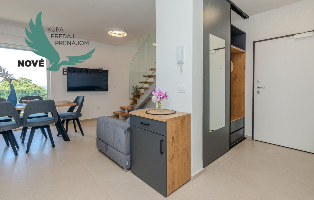 Na predaj novostavba apartmánu s panoramatikým výhľadom na more s jacuzzi na strešnej terase v kráľovskom meste Nin v Chorvátsku