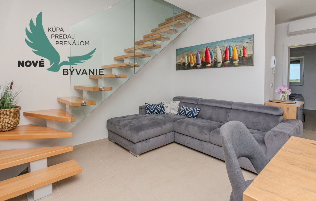 Na predaj novostavba apartmánu s panoramatikým výhľadom na more s jacuzzi na strešnej terase v kráľovskom meste Nin v Chorvátsku