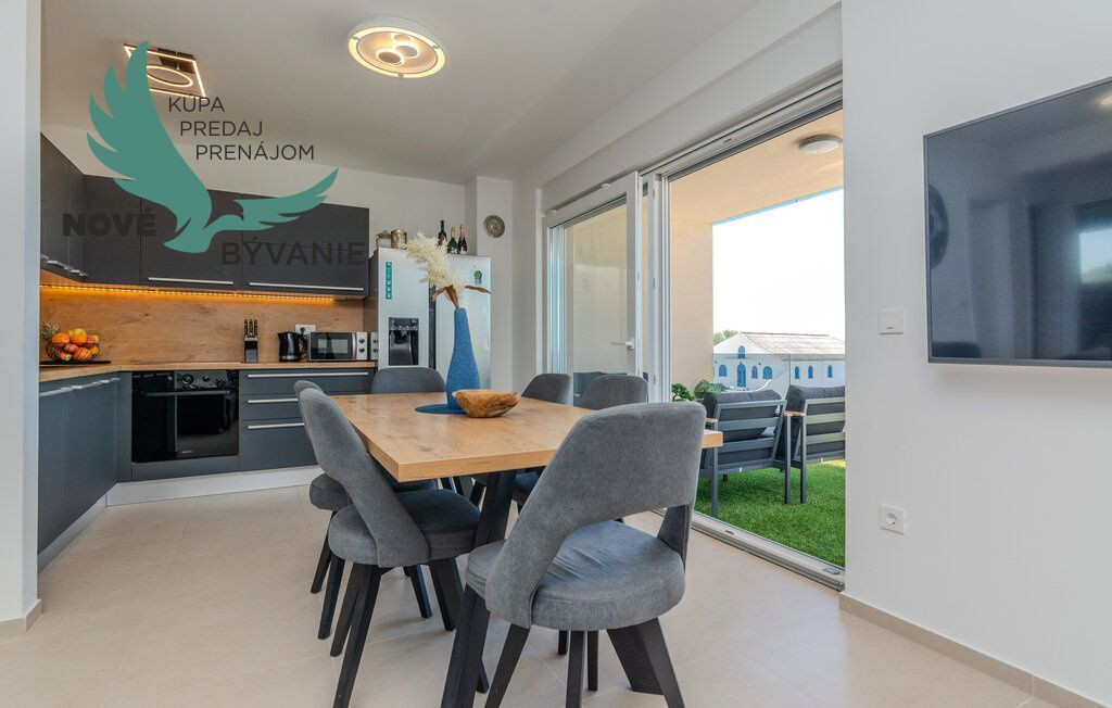 Na predaj novostavba apartmánu s panoramatikým výhľadom na more s jacuzzi na strešnej terase v kráľovskom meste Nin v Chorvátsku