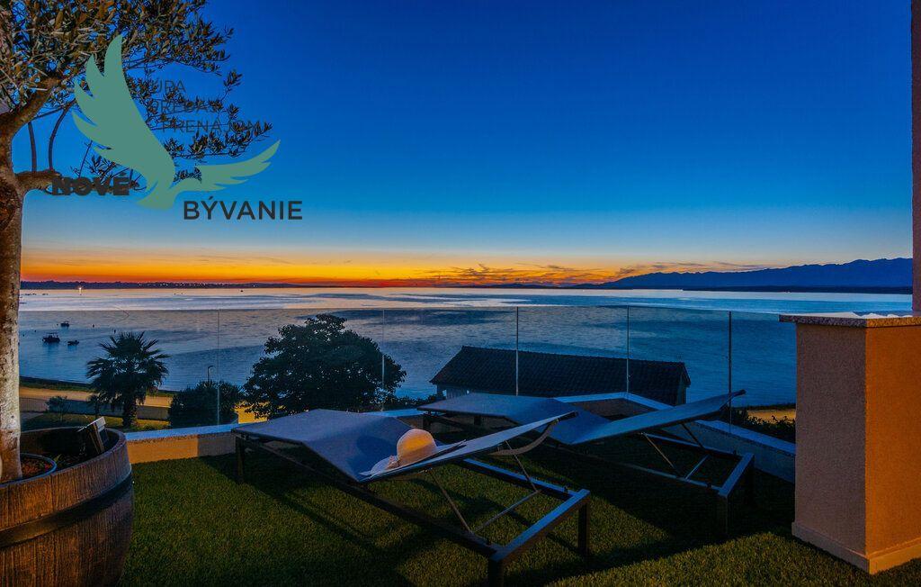 Na predaj novostavba apartmánu s panoramatikým výhľadom na more s jacuzzi na strešnej terase v kráľovskom meste Nin v Chorvátsku