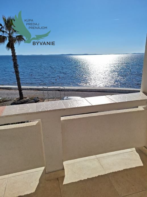 Exluzívne dom v prvej rade od mora s nerušeným výhľadom na more vo vyhľadávanej lokalite na ostrove Vir v Chorvátsku