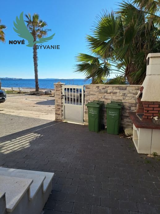 Exluzívne dom v prvej rade od mora s nerušeným výhľadom na more vo vyhľadávanej lokalite na ostrove Vir v Chorvátsku